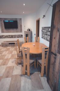 Η κουζίνα ή μικρή κουζίνα στο Apartments & rooms Ksenya