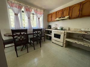una cucina con tavolo, sedie e fornelli di Linda Vista 5 a Mazamitla