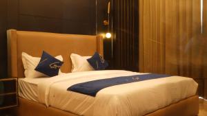 Postel nebo postele na pokoji v ubytování Aquila Grand Suites - Noida Sector 136