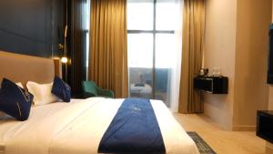 Postel nebo postele na pokoji v ubytování Aquila Grand Suites - Noida Sector 136