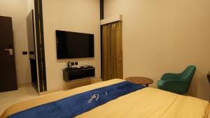 TV a/nebo společenská místnost v ubytování Aquila Grand Suites - Noida Sector 136