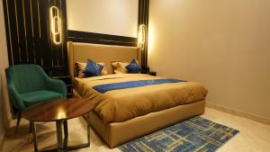 Postel nebo postele na pokoji v ubytování Aquila Grand Suites - Noida Sector 136