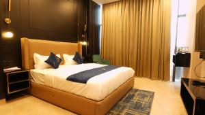 Postel nebo postele na pokoji v ubytování Aquila Grand Suites - Noida Sector 136