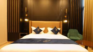 Postel nebo postele na pokoji v ubytování Aquila Grand Suites - Noida Sector 136