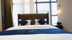 Postel nebo postele na pokoji v ubytování Aquila Grand Suites - Noida Sector 136