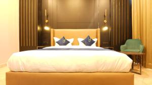 Postel nebo postele na pokoji v ubytování Aquila Grand Suites - Noida Sector 136