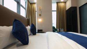 Postel nebo postele na pokoji v ubytování Aquila Grand Suites - Noida Sector 136