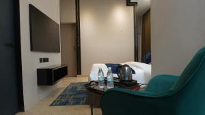 TV a/nebo společenská místnost v ubytování Aquila Grand Suites - Noida Sector 136