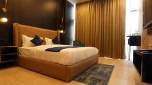 Postel nebo postele na pokoji v ubytování Aquila Grand Suites - Noida Sector 136