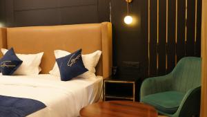 Postel nebo postele na pokoji v ubytování Aquila Grand Suites - Noida Sector 136