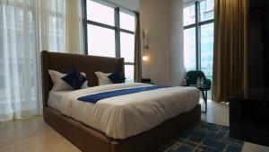 Postel nebo postele na pokoji v ubytování Aquila Grand Suites - Noida Sector 136