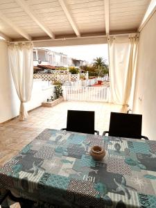 una mesa con 2 sillas en un patio en Casa vacanze Li Marini, en Lido Marini
