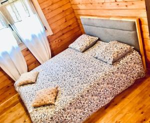 圣若瑟Bungalow cosy, tout confort的一间卧室，床上有两个枕头