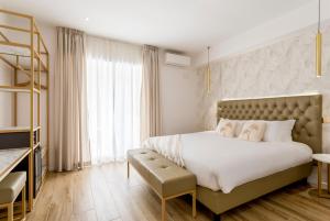una camera da letto con un letto e una grande finestra di Romi Suite a Roma
