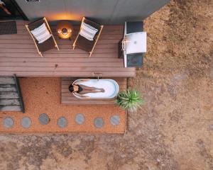 Balkoni atau teres di Edith the Tiny Cabin in Busselton