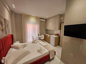 Un dormitorio con una cama y un televisor. en Agora luxury Studio 4, en Loutraki