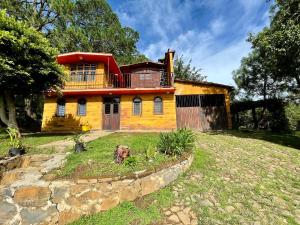 una casa gialla con tetto rosso di Linda Vista 5 a Mazamitla