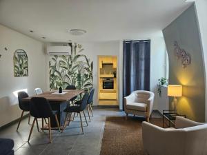 a living room with a dining room table and chairs at Gîte Beau-Vallon in Saint-Aignan