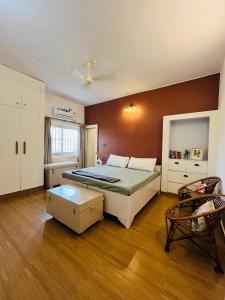 Postel nebo postele na pokoji v ubytování The Bougainvillea cottage farmstay near Dehradun , 2 bedroom private cottage next to fields and orchards with hill views