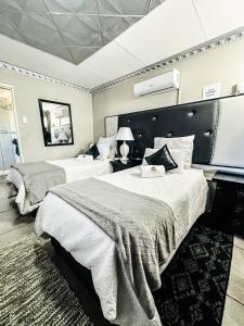 a hotel room with two beds in a room at Siyaya Sbosh BnB in Reitz
