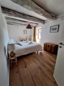 a bedroom with a bed and a wooden floor at Domaine de Bobehec - Gîte de groupe, chambres & Salle - jusqu'à 23 couchages - Morbihan proche Vannes et plages in La Vraie-Croix