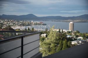 einen Balkon mit Blick auf das Wasser in der Unterkunft Studioat10 in Hobart