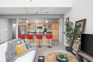 Η κουζίνα ή μικρή κουζίνα στο Stunning CozySuites on Mass with Parking