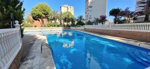 Πισίνα στο ή κοντά στο NUEVO APTO PARA HASTA 6 PERSONAS MUY CERCA DE PLAYA LEVANTE BENIDORM CON JARDÍNES Y GRAN PISCINA , PISTA DE TENnIS Y FUTBOL DEPORTES Y ZONA INFANTIL ,EN URBANIZACIÓN CON PARKING