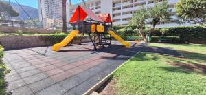 Ο χώρος παιχνιδιού για παιδιά στο NUEVO APTO PARA HASTA 6 PERSONAS MUY CERCA DE PLAYA LEVANTE BENIDORM CON JARDÍNES Y GRAN PISCINA , PISTA DE TENnIS Y FUTBOL DEPORTES Y ZONA INFANTIL ,EN URBANIZACIÓN CON PARKING