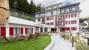 a building with tables and chairs in front of it at Hôtel Restaurant la Couronne in Chamonix-Mont-Blanc