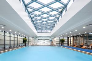 una piscina coperta con soffitto in vetro di Ascott Huai Hai Road Shanghai, Xintiandi a Shanghai