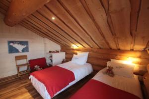 a bedroom with two beds in a log cabin at Oxygene in Font Romeu Odeillo Via