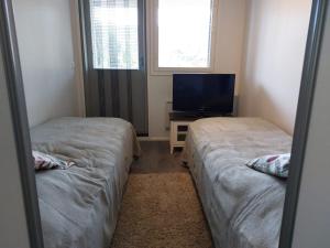 En eller flere senge i et værelse på Tupaskolo