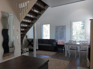 Et opholdsområde på Tupaskolo + 23 billeder