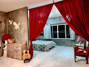 Кровать или кровати в номере Red Lamp House