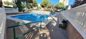 Πισίνα στο ή κοντά στο NUEVO APTO PARA HASTA 6 PERSONAS MUY CERCA DE PLAYA LEVANTE BENIDORM CON JARDÍNES Y GRAN PISCINA , PISTA DE TENnIS Y FUTBOL DEPORTES Y ZONA INFANTIL ,EN URBANIZACIÓN CON PARKING +25 φωτογραφίες