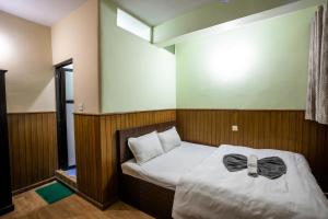 Postel nebo postele na pokoji v ubytování Hotel Harmony & Little Bites Bistro