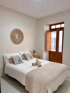 プエルト・デ・ラ・クルスにあるHouse Patio Azul Puerto de la Cruzの白いベッドルーム(枕付きの大きな白いベッド付)