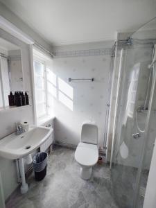 Ett badrum på Brunnsvik Hotell & Konferens