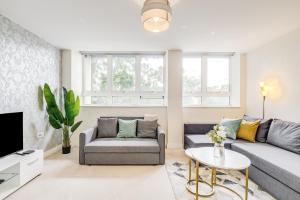 a living room with a couch and a table at Modern Living Stevenage 2bed Apartment Town Centre up to 8 people Tesco at Doorstep in Stevenage