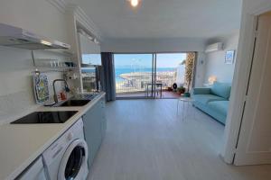 Кухня или мини-кухня в 06AT1 - Cosy seaside studio in an ideal location
