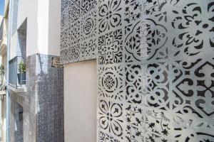 a wall of a building with a pattern on it at Myflats Old Corner in Alicante