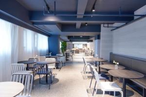 Un restaurante con mesas y sillas en una habitación. en Atour Light Hotel Nanjing Chengxin Avenue Subway Station, en Jiangning