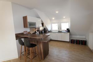 a kitchen with a wooden island in a room at Ferienwohnung Petra in Neumarkt in der Oberpfalz