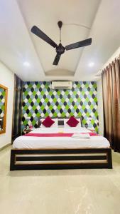 Un dormitorio con una cama grande con ventilador de techo. en Rk RESIDENCY, en Zirakpur 21 fotos más