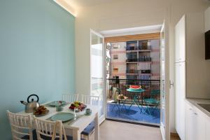una cucina e una sala da pranzo con tavolo e balcone di Suite Positano a Maiori