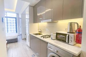 Kuchyň nebo kuchyňský kout v ubytování Chic Studio with Balcony, Netflix and Chill Pet-free