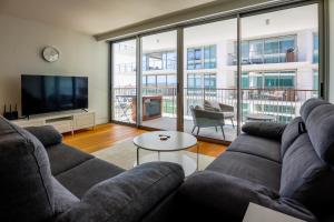 Μια τηλεόραση ή/και κέντρο ψυχαγωγίας στο Cond Bayline - Breeze Wellness & Living - Bacalhau - BY BEDZY