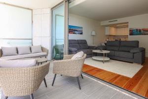 Χώρος καθιστικού στο Cond Bayline - Breeze Wellness & Living - Bacalhau - BY BEDZY