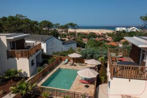 een luchtfoto van een huis met een zwembad bij Villa IrisJasmin jacuzzi vue mer in Lacanau